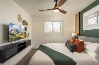 Luxury 6Br Arvada Oasis: Hot Tub & Fire Pit / 15 Mins to Denver/Red Rocks