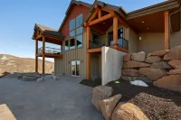 Gorgeous unobstructed views of Bear Lake. Sleeps 32. Minutes away from Bear Lake