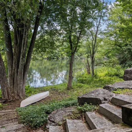 Downtown Middlebury River House Отели в г. Аддисон