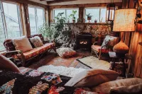 Boho Art cottage in hip Bay View, Milw neighborhood- 3bed, Sauna, Hot Tub