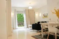 Luxurious 1BR Apartment in Palm Gate New Cairo Near AUC Hotels in El Matareya