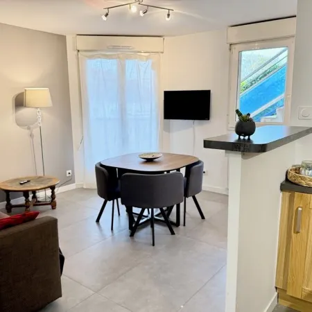 Le Bacquin 21 town center 2 minutes away, train station 700 m away, secure private parking.