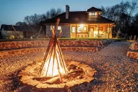 Charming 2-bedroom chalet with WiFi, AC in fantastic Râșnov Hotels in Rasnov