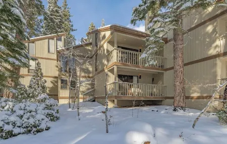 Spacious 4-bedroom condo with WiFi, fitness room in charming Kings Beach