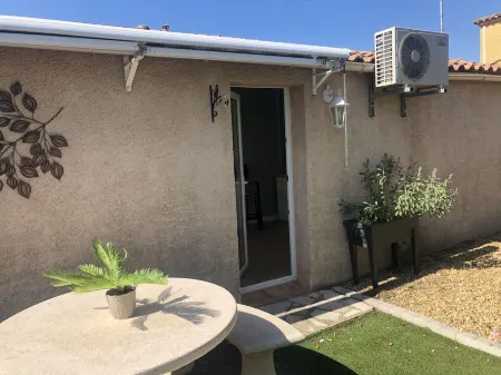 Refurbished studio with garden Aigues Mortes Отели рядом с достопримечательностью «Constance Tower»