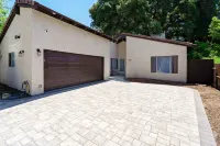 Mid-Century Calabasas Residence Hotels in Calabasas