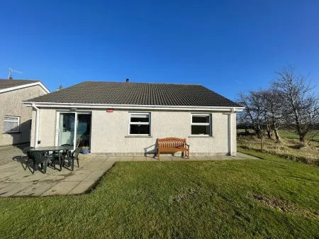Cosy coastal bungalow in Portballintrae. Five minute drive to portrush. Отели в г. Portballintrae