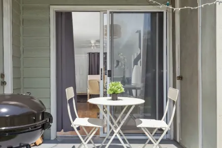 Private UNC Townhome w/ Parking, 2 Bedrooms, Sleeps 6, w/ Beautiful Garden!