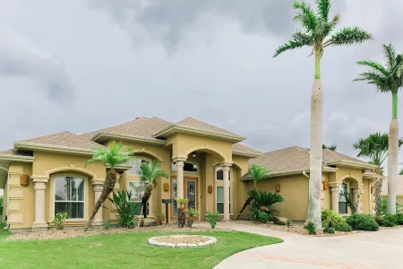 Spacious 5-bedroom house on Golf Course near South Padre Island