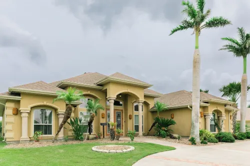 Spacious 5-bedroom house on Golf Course near South Padre Island