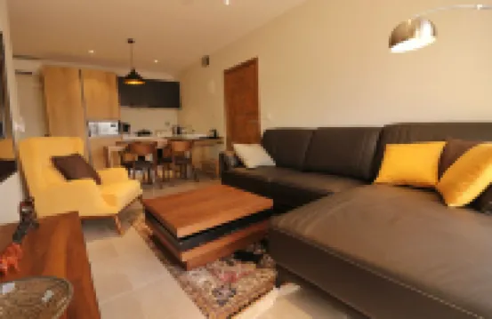 Best value 2 bedroom apartment with pool, netflix and near the beach