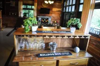 Charming 2-bedroom cabin in private condominium Hotels in Salcoatitan