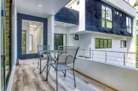 Exquisite 7-Bedroom Mansion in Escazú featuring Heated Pool, Jacuzzi, & Full AC. Hotels in Escazu