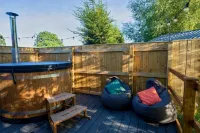Picture Perfect Lodge at Kingfisher Lakes | Stunning Lake Views & Fab Hot Tub | Hotels in Driffield