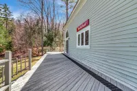 6 Min from Stratton, King Beds, Dogs OK, Jacuzzi Tub, Wrap Around Deck! Hotels in Jamaica