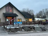 Lakeview Cabin Retreat•Dog-Friendly•Ski & Lake Access•Spacious Family Escape