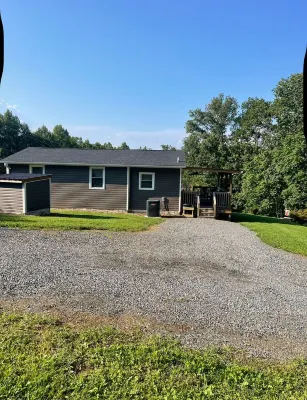 2-bedroom vacation home 11 minutes from The Andy Griffith Museum Hotels in Surry County