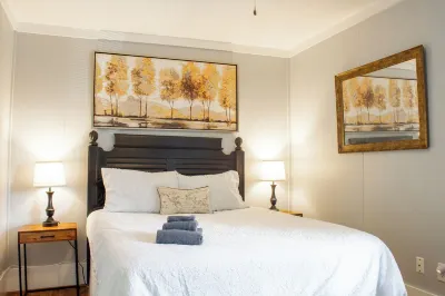 3 Br  Dtown Bungalow, Walkable to Riverfront, Restaurants & Retail, Yard Updates Hotels near SandiCastles