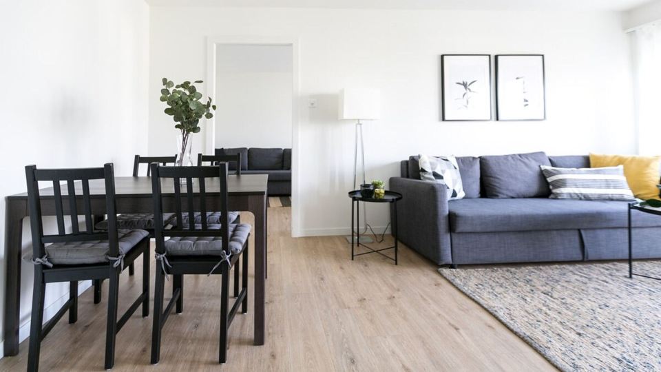 Modern Flat w Netflix Balcony top Location