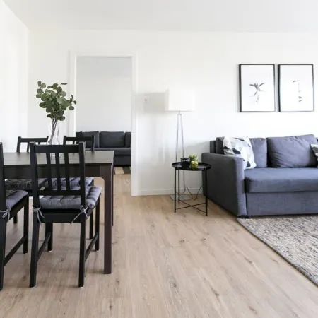 Modern Flat w Netflix Balcony top Location