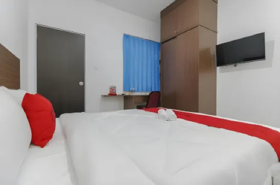 RedDoorz Plus Near Kepri Mall