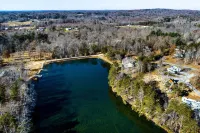 Lakefront Cabin w/ Deck, Fire Pit in Trenton! - 무료 와이파이