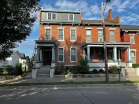 Downtown Dubuque Retreat, Spa Access, Private Deck, One Block to Farmers Market,  호텔