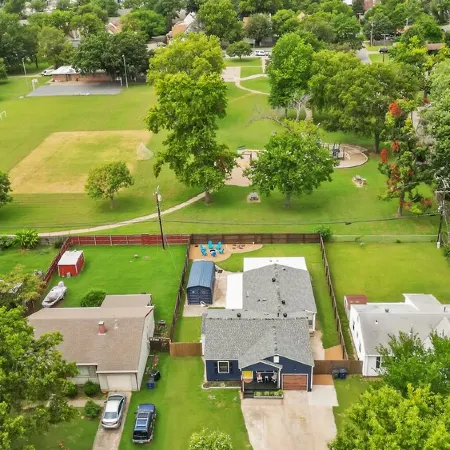 Tranquil 3-bedroom 2 Bath, HotTub, Ping Pong, backs up to Park, hosting w/heart