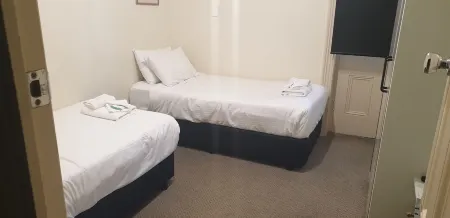 Grand Tasman Hotel Отели в г. Порт-Линкольн