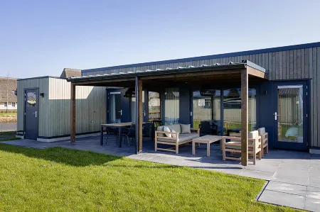 Docklodge at Frisian Lakes with Private Mooring Отели в г. Delfstrahuizen