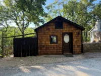 Happy Hideaway in our charming cabin in historic Eureka Springs with jacuzzi tub