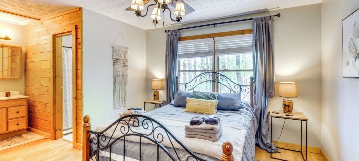 Ellijay Cabin 7 Mi to Dtwn: Hot Tub & Mtn Views Отели в г. Гилмер