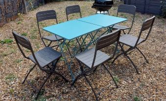 4 Bed - Sleeps 6 - Private Garden - Free Parking