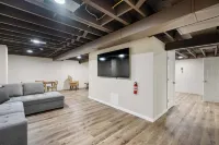 The Family Nook Home for 8 Hotels in Hamilton