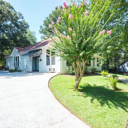 Renovated Ranch Home. Pet Friendly, Game Room, Fire Pit, Grill, Covered Porch