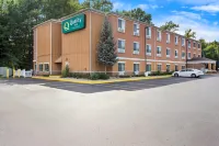 Quality Inn Near Interstate I94 - Parking