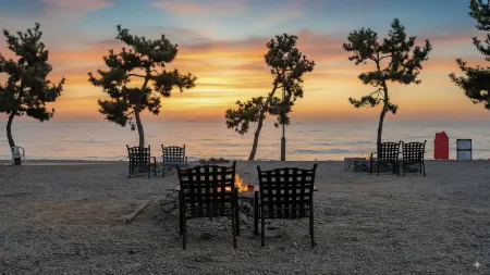 Gyeongju Luna Piena Pool Villa Отели рядом с достопримечательностью «Submerged Tomb of King Munmu»