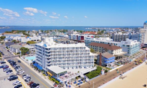 Commander Hotel & Suites