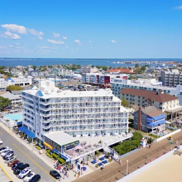 Commander Hotel & Suites