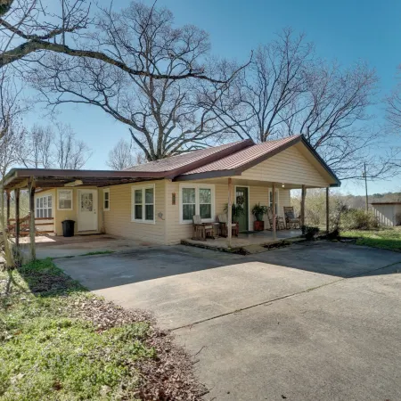 Wine Country Retreat w/ Fire Pit + Sunroom!