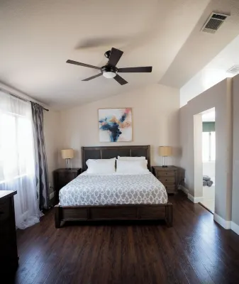 Travelers Dream! Large Home, Huge Yard, Style & Comfort