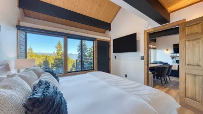 Lake View, Firepit, Game Room Remodeled Lake Tahoe Luxury Cabin by Avantstay Hotel in zona Patton Beach