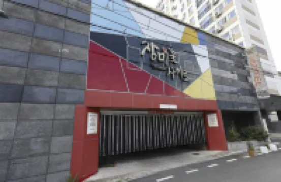 Miryang Among the rose flowers