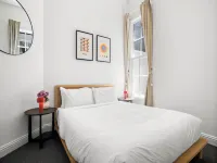 Charming 2-Bed Home with Outdoor Space in Cremorne Hotels in Cremorne