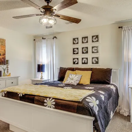 3 Mi to Marina: Quiet Getaway w/ Deck in Lexington