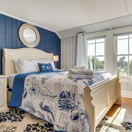 Hot Tub & Fireplace: Coastal Getaway in Maine