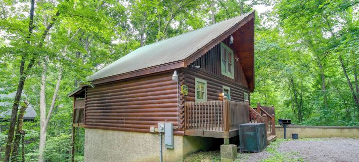 Hot Tub + Pool Table: Secluded Seiverville Cabin Hotels in Sevierville