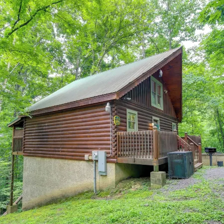 Hot Tub + Pool Table: Secluded Seiverville Cabin