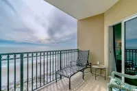 Beachfront Gulf Shores Condo w/ Pool - Wifi