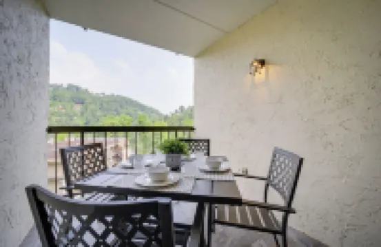 Steps to Eats & Shops! Stylish Gatlinburg Condo